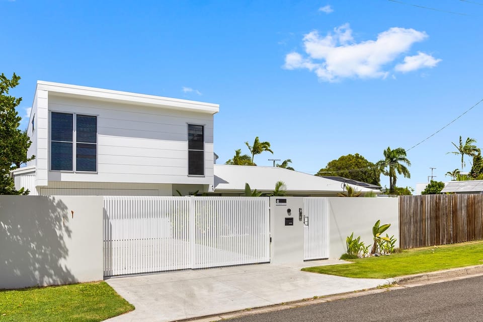Spacious 4-Bed Coastal Home with Pool Hotel in Sunshine Coast