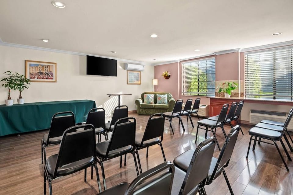 Howard Johnson Pasadena Hotel in Pasadena