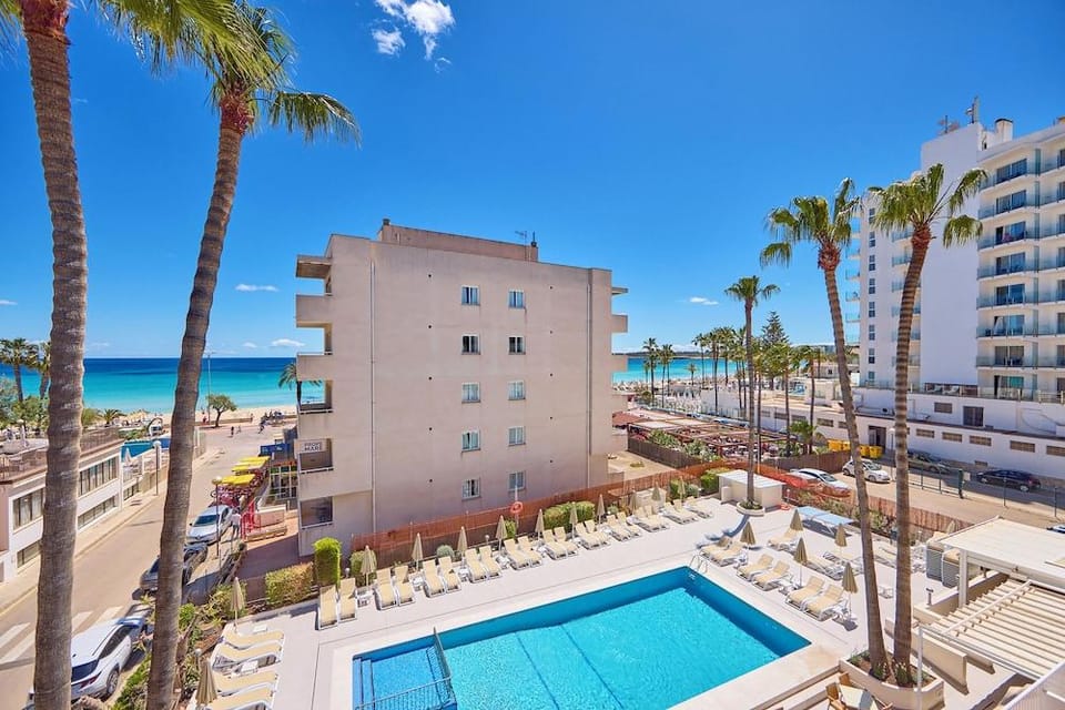 Universal Hotel Bikini Hotel in Llevant