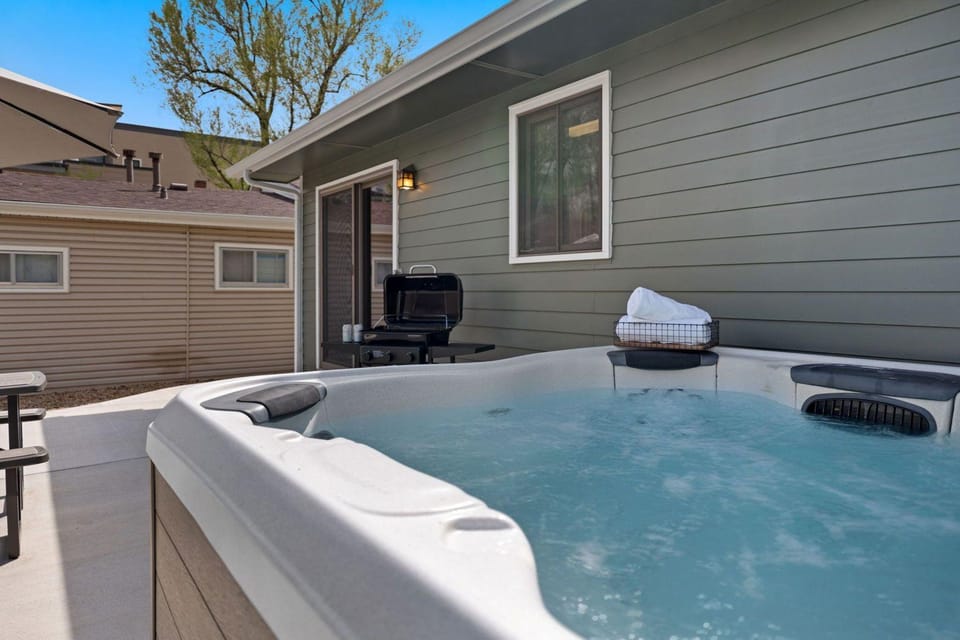 Spirit of the Rockies - Private Backyard & Hot Tub Hotel in Fort Collins