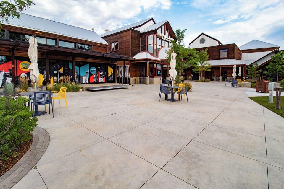 Spirit of the Rockies - Private Backyard & Hot Tub Hotel in Fort Collins
