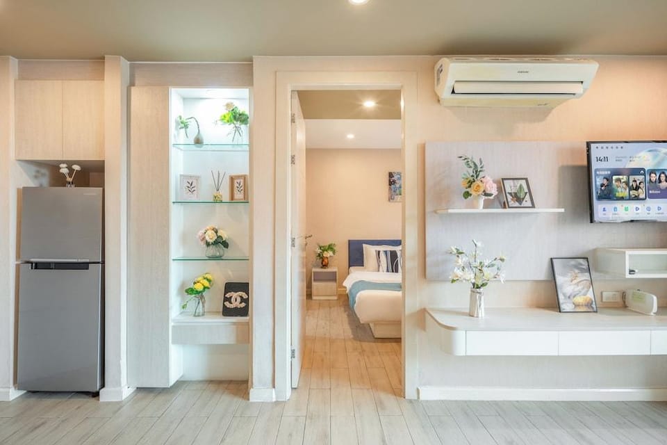 Seven Seas Condo Resort steps to  Beach Hotel in Pattaya City