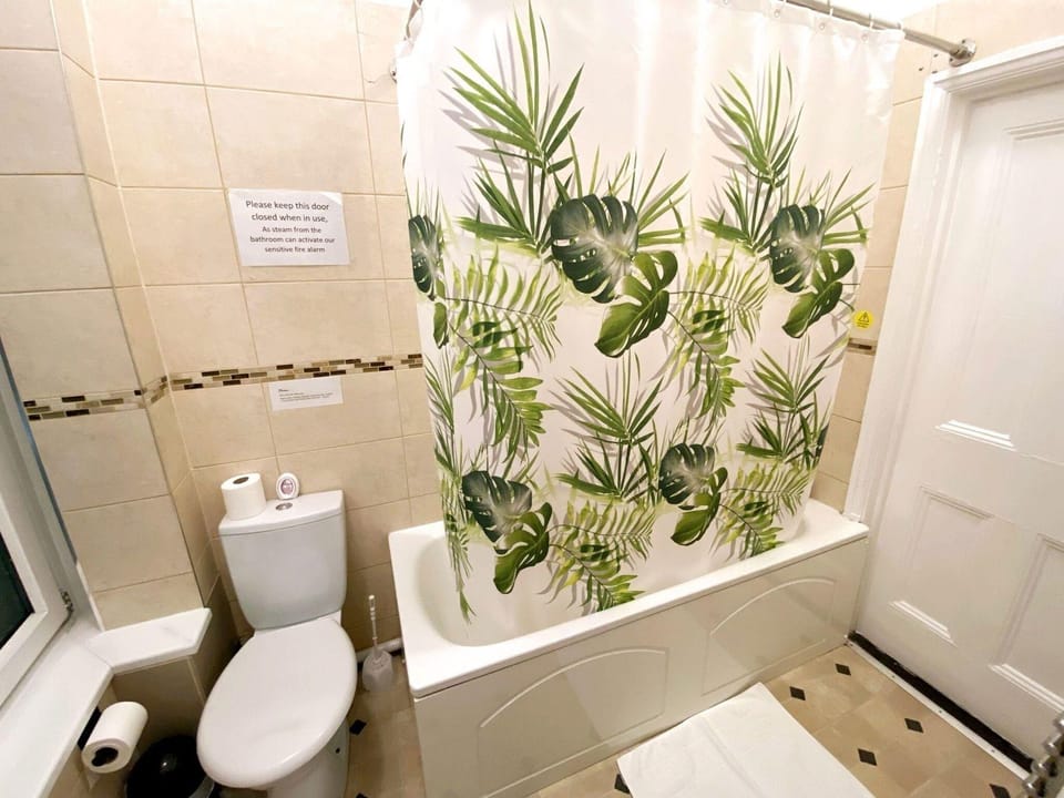 Spacious First-Floor Super King or Twin Studio Apartment with Free Parking Hotel in Portsmouth