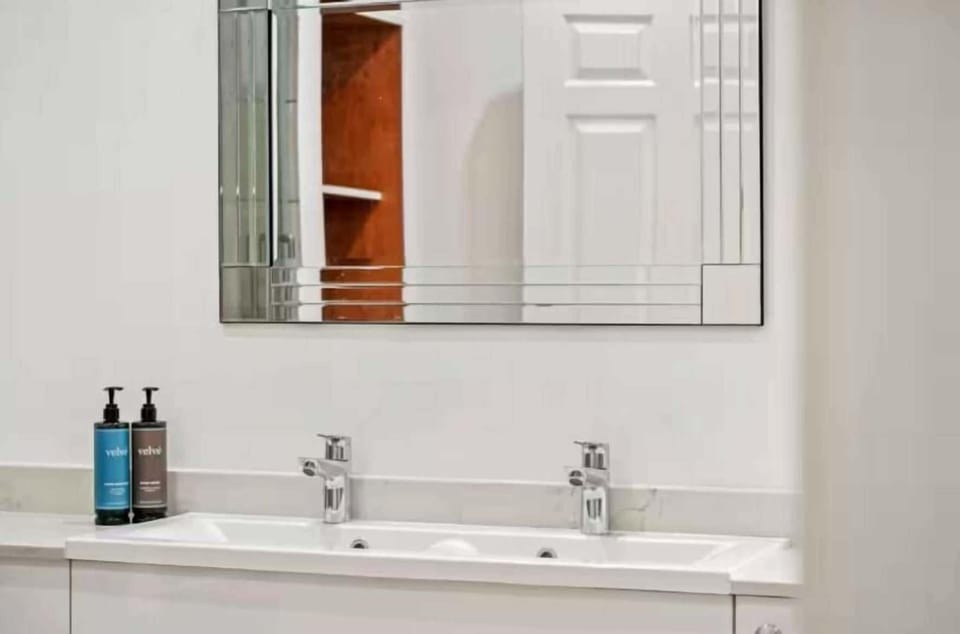 Flat 3 Beauchamp Place Hotel in City of Westminster