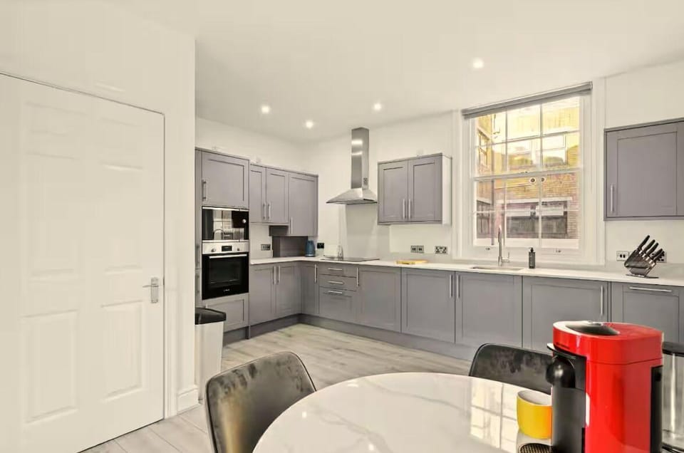 Flat 2 Beauchamp Place Hotel in City of Westminster