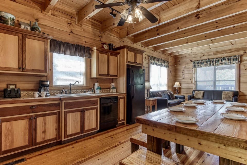 Cinema Falls - Great Location! - Convenient To Everything! 5 Bedroom Cabin by RedAwning Hotel in Pigeon Forge