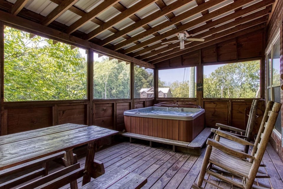 Cinema Falls - Great Location! - Convenient To Everything! 5 Bedroom Cabin by RedAwning Hotel in Pigeon Forge