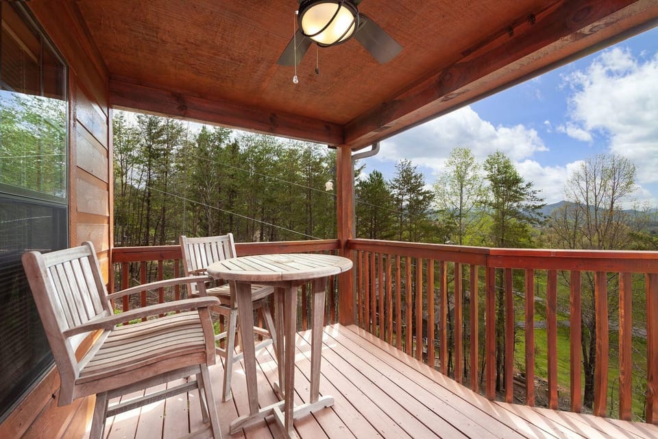 Barefoot Cabin 4 Bedroom Cabin by RedAwning Hotel in Sevier County