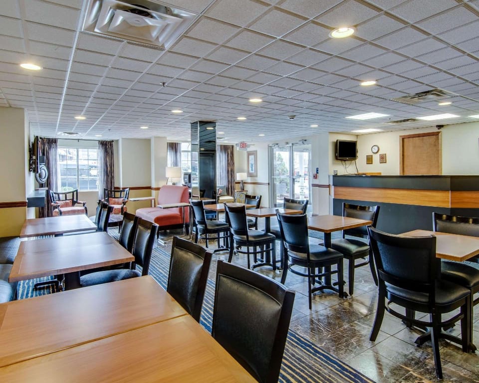 Quality Inn & Suites Bristol North Hotel in Bristol
