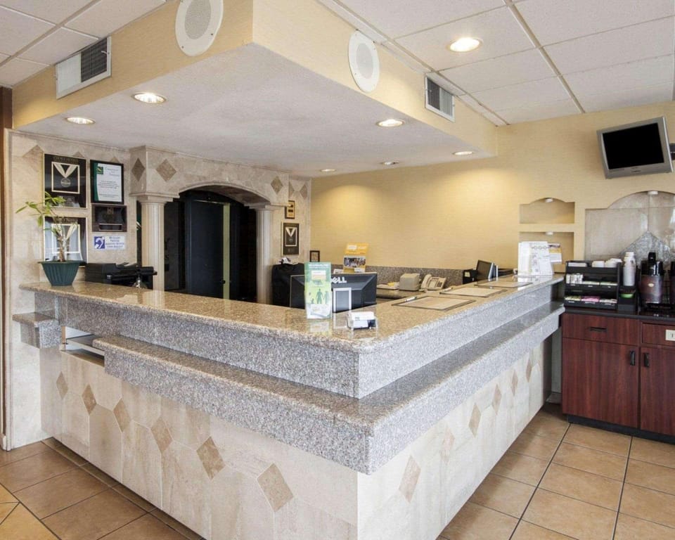 Quality Inn & Suites Airport Hotel in El Paso