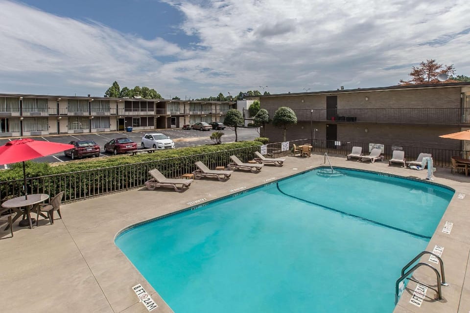 Swimming pool [outdoor]