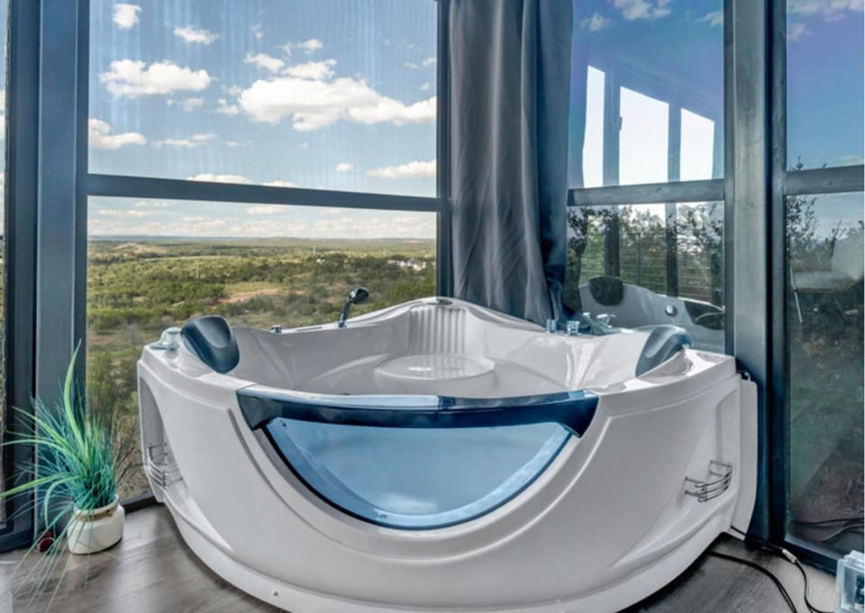 The Retreat on the Hill Hotel in Cottonwood Shores