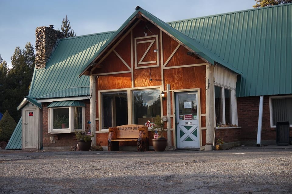 Eagle Crater Lake Inn Hotel in Oregon