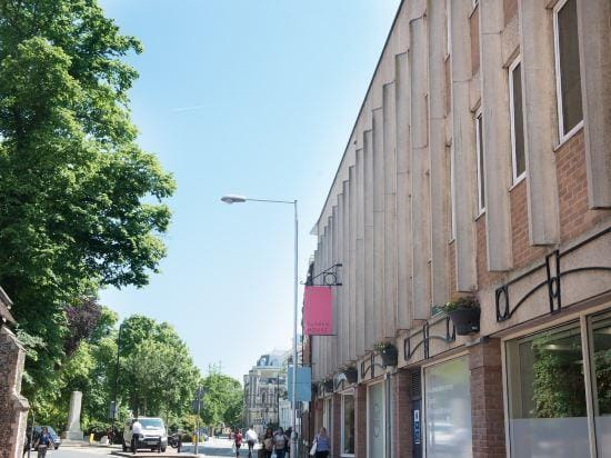Celador Apartments - Sussex House Serviced Apartments Hotel in Reading