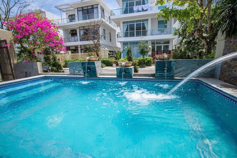 Swimming pool [outdoor]