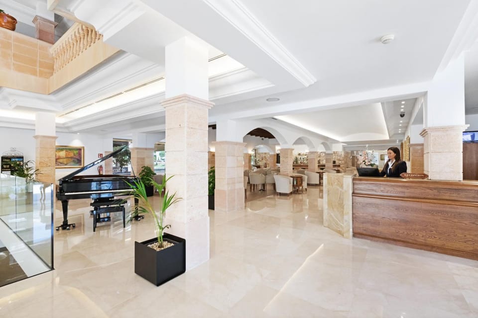 CM Mallorca Palace - Only Adults Hotel in S'illot