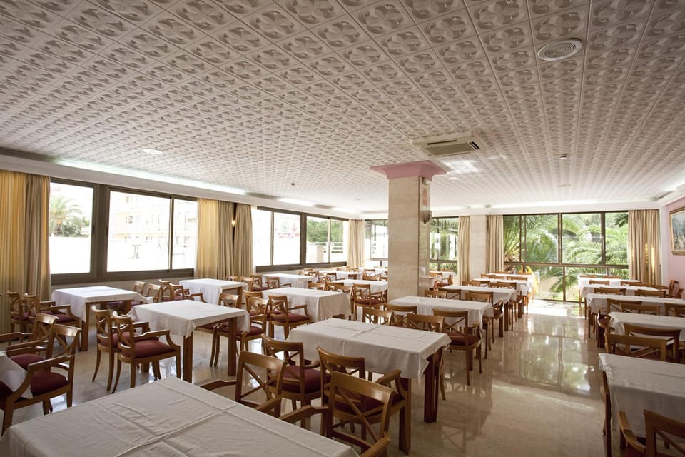 BJ Playa Blanca Hotel in S'illot