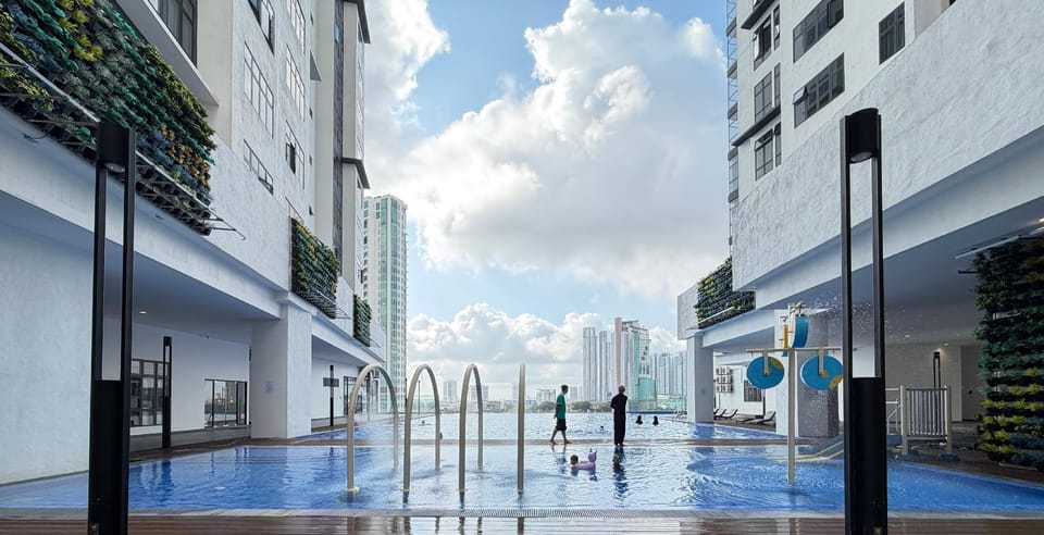 Swimming pool [outdoor]