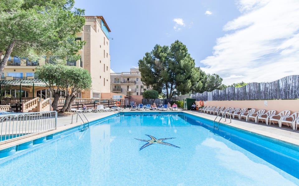 Swimming pool [outdoor]