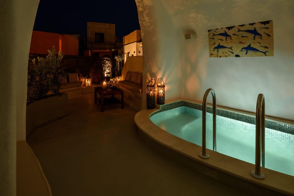 White Dream Suites Hotel in Thera