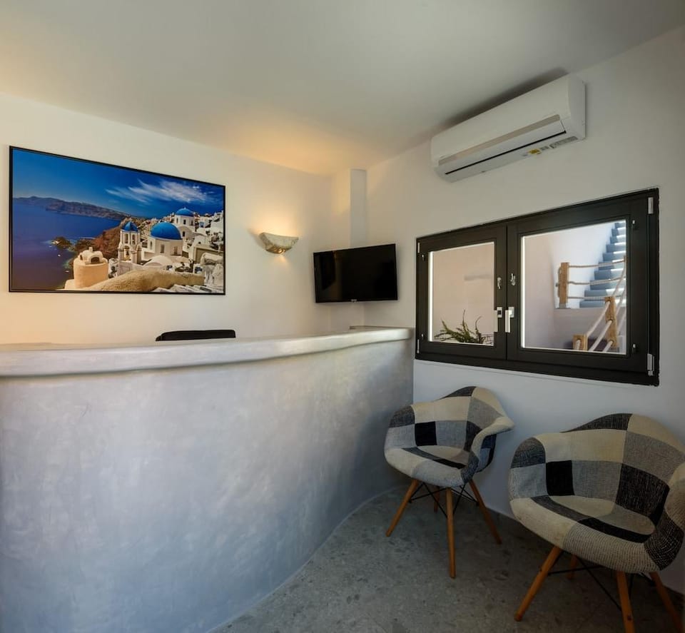 White Dream Suites Hotel in Thera