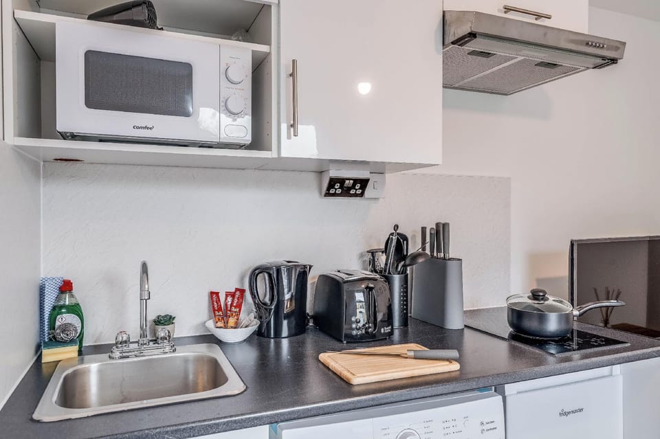 Camberwell High Spec 6-Studio Unit Block Hotel in London Borough of Southwark