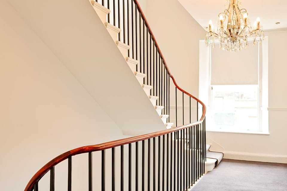 JOIVY Re-Imagined Flat in Georgian Architecture Townhouse Hotel in Edinburgh