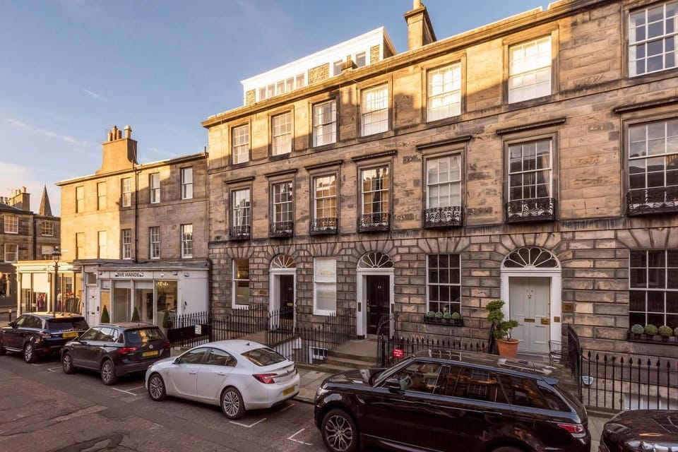 JOIVY Super Central Luxury Edinburgh Apartment Hotel in Edinburgh