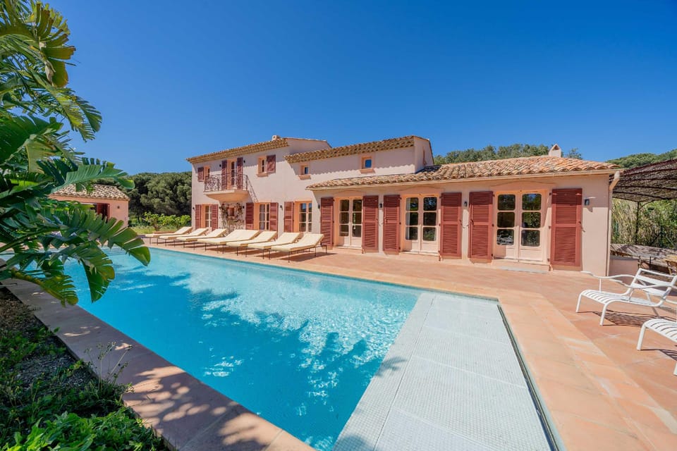 Swimming pool [outdoor]