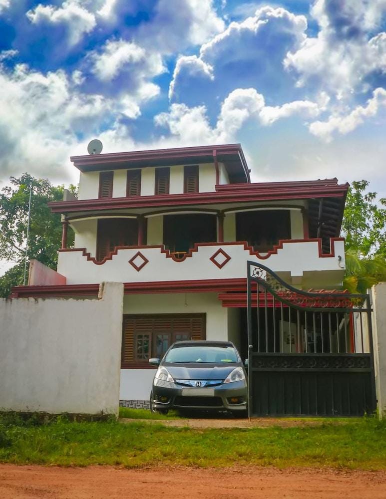 Darshani Hikka Villa Hotel in Hikkaduwa