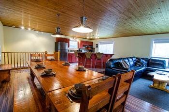 Orchard Run Chalet Hotel in Grey Highlands