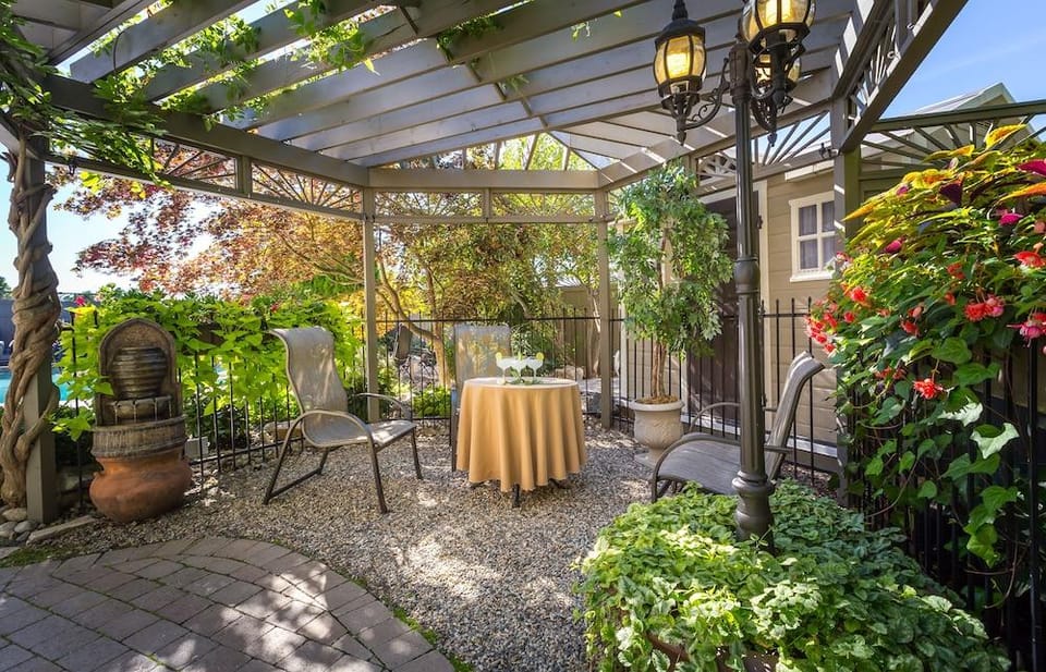 A Vista Villa Couples Retreat Hotel in Kelowna