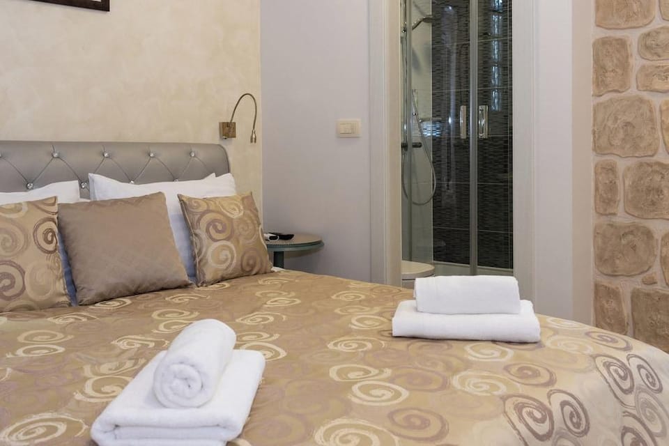 Queen Teuta Luxury Rooms Split Hotel in Split