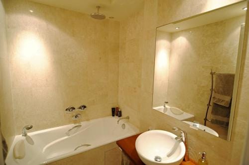 Champs Elysees Homestay - AIR CONDITIONING Hotel in Paris