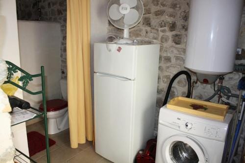 gite jaune Ardeche L'Avventura Hotel in Grospierres