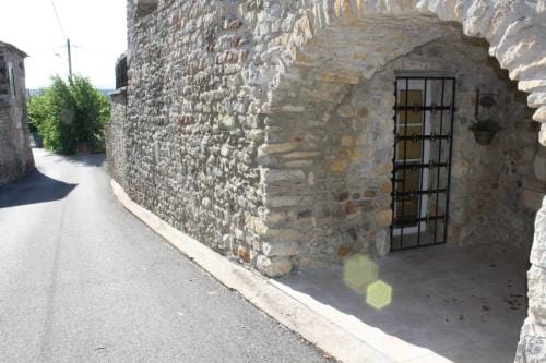gite jaune Ardeche L'Avventura Hotel in Grospierres