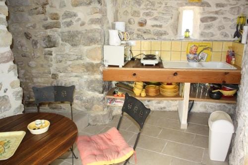 gite jaune Ardeche L'Avventura Hotel in Grospierres