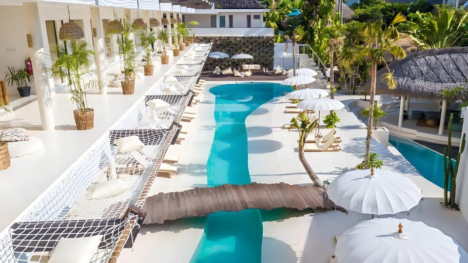 Swimming pool [outdoor]