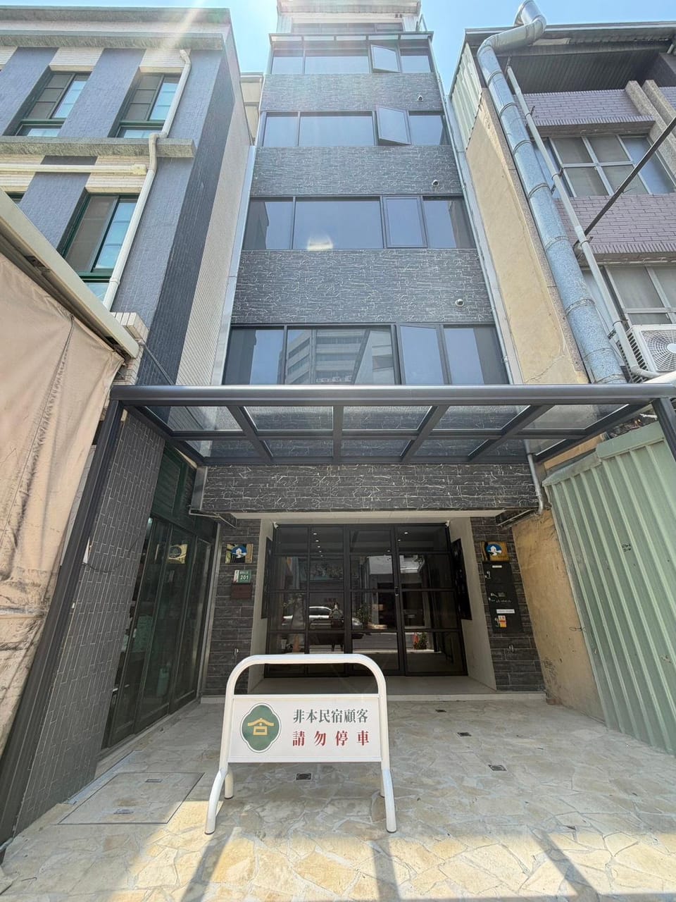 鳳凰落腳 住進國華美食戰區 電梯包層包棟自由配 (4-70位雙包棟) Inn in Kaohsiung