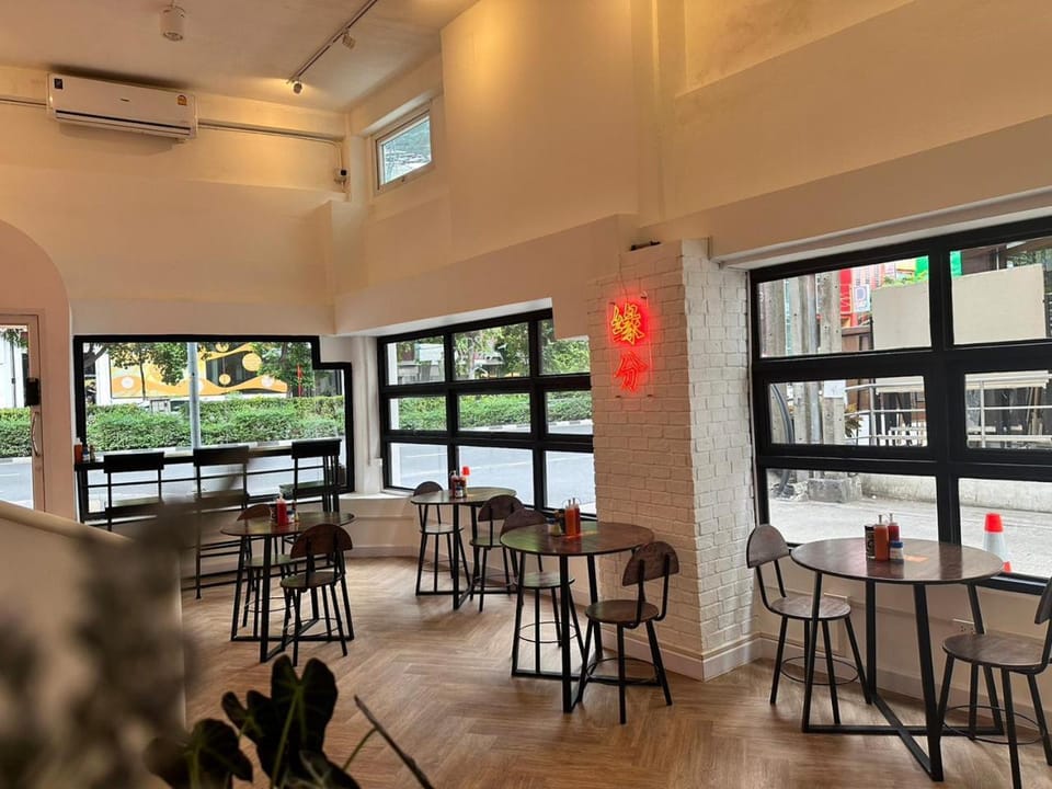 The White Den Sukhumvit 44 Hostel in Bangkok