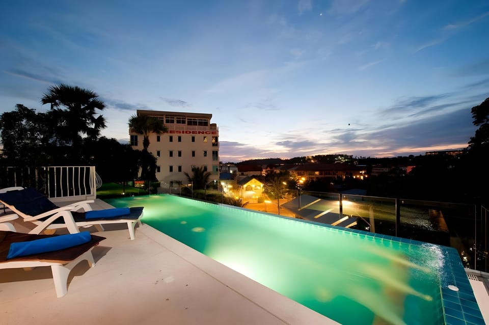 Swimming pool [outdoor]