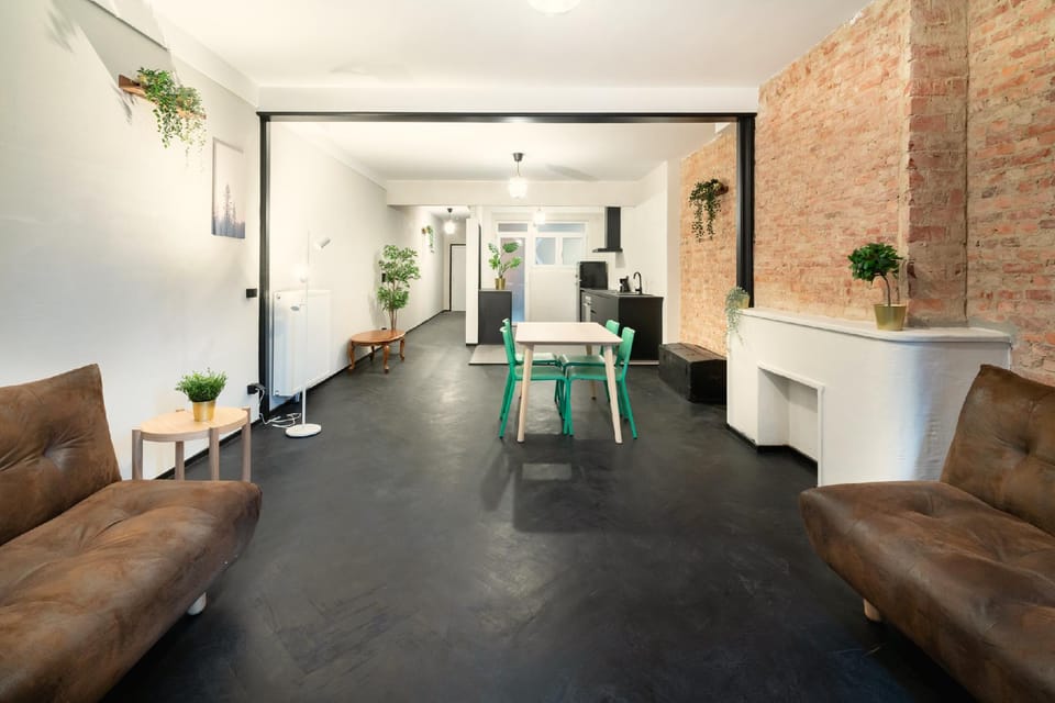 Cozy 2BR/14P Apartment – Central Antwerp Hotel in Antwerp