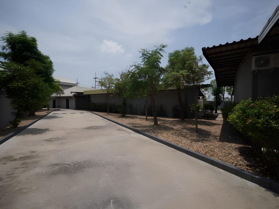 โรงแรมทูมอโรว์แลนด์ อมตะ Hotel in Chon Buri Changwat