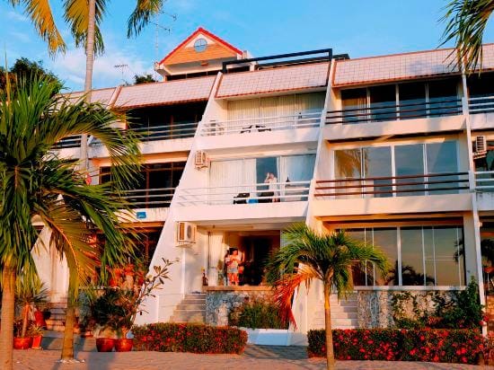 Marinos Beach House Hotel in Chon Buri Changwat