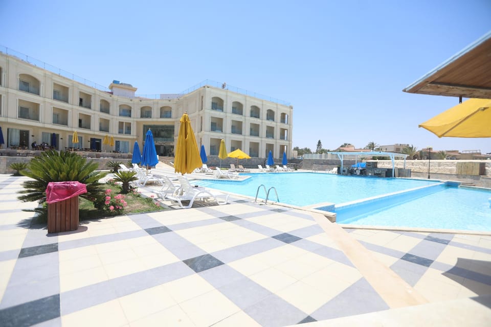 Swimming pool [outdoor]