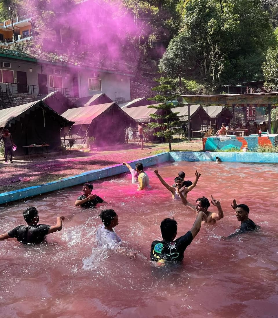 Swimming pool [outdoor]