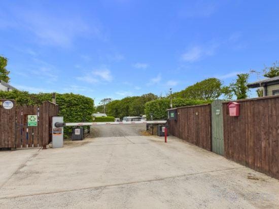 Puffin Lodge - 2 Bedroom Lodge - Wisemans Bridge Hotel in Amroth