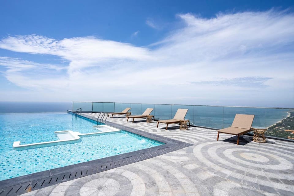 Swimming pool [outdoor]