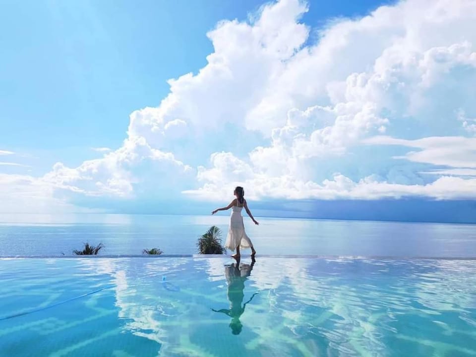Swimming pool [outdoor]