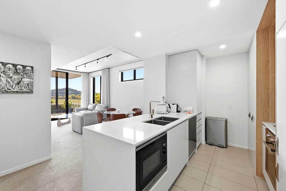 Tranquil 2-Bed with Water View Hotel in Canberra